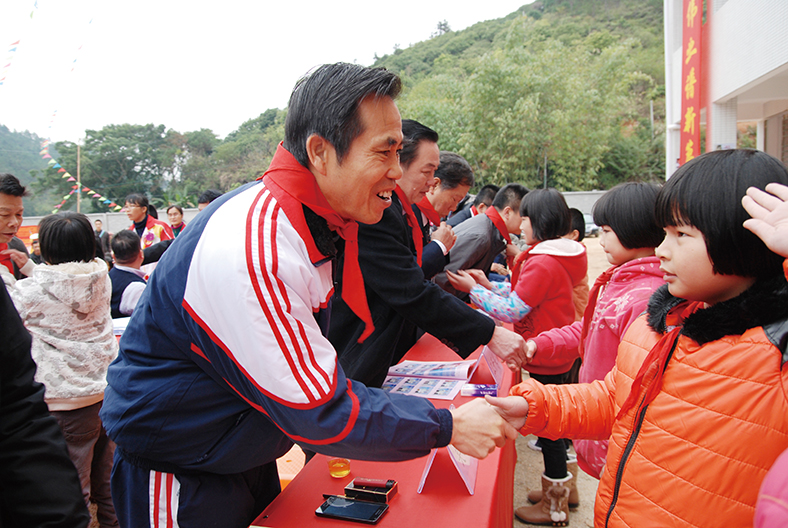 6、三正集團董事長兼總裁莫浩棠(圖左)及其他領導在接受捐建學校孩子們戴紅領巾2(1).jpg 6、三正集團董事長兼總裁莫浩棠(圖左)及其他領導在接受捐建學校孩子們戴紅領巾2(1).jpg